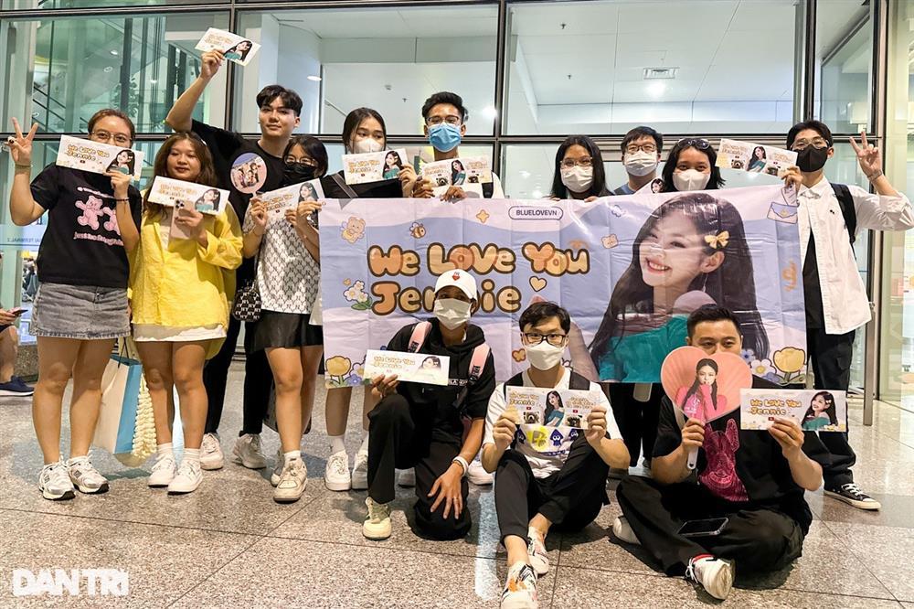 4 thành viên nhóm BlackPink đã về đến khách sạn ở Hà Nội-18