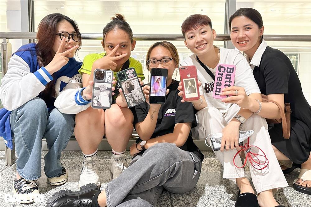 4 thành viên nhóm BlackPink đã về đến khách sạn ở Hà Nội-20