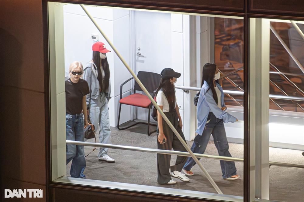 Cận cảnh Blackpink tại sân bay, fan tiếc nuối chưa được chạm mặt thần tượng-8