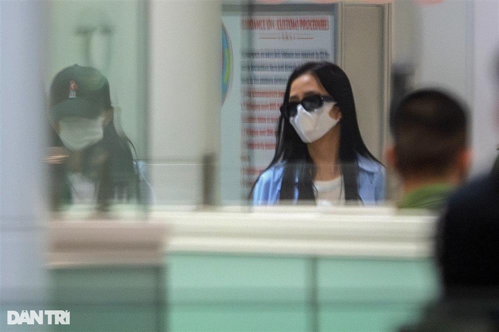 Cận cảnh Blackpink tại sân bay, fan tiếc nuối chưa được chạm mặt thần tượng-11