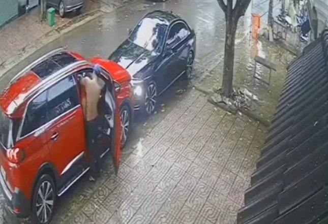 Clip toàn cảnh vụ người đàn ông lái ô tô liên tục húc xe con trước cổng nhà vợ cũ-1