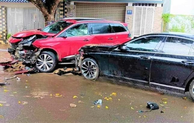 Clip toàn cảnh vụ người đàn ông lái ô tô liên tục húc xe con trước cổng nhà vợ cũ-2