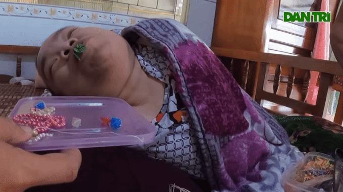 Cô gái miền Tây xếp hạc, xỏ kim bằng lưỡi khó tin-1