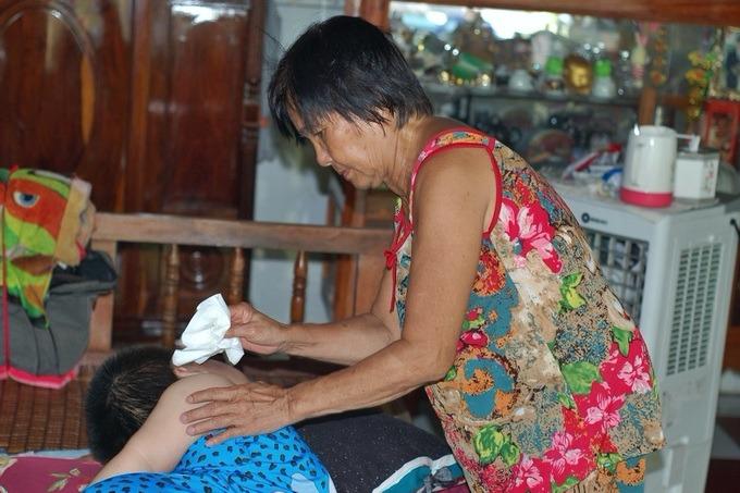 Cô gái miền Tây xếp hạc, xỏ kim bằng lưỡi khó tin-2