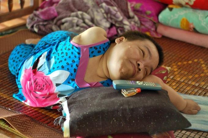 Cô gái miền Tây xếp hạc, xỏ kim bằng lưỡi khó tin-3