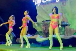 Tranh cãi việc vũ công mặc 'kiệm vải' nhảy múa trên bờ biển Đà Nẵng