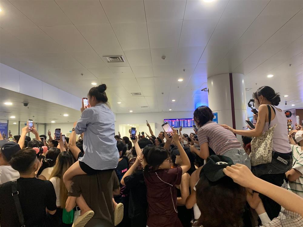 Nhịn ăn, vay nợ để đi xem show BlackPink ở Hà Nội-1