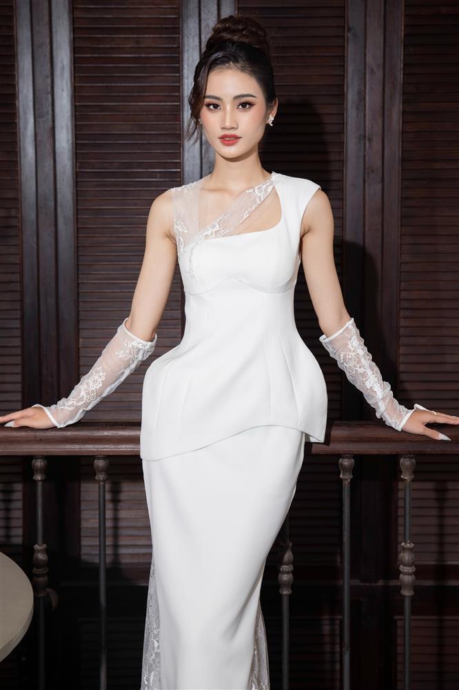 Hoa hậu Huỳnh Trần Ý Nhi xuất hiện rạng rỡ tại triển lãm tranh-1