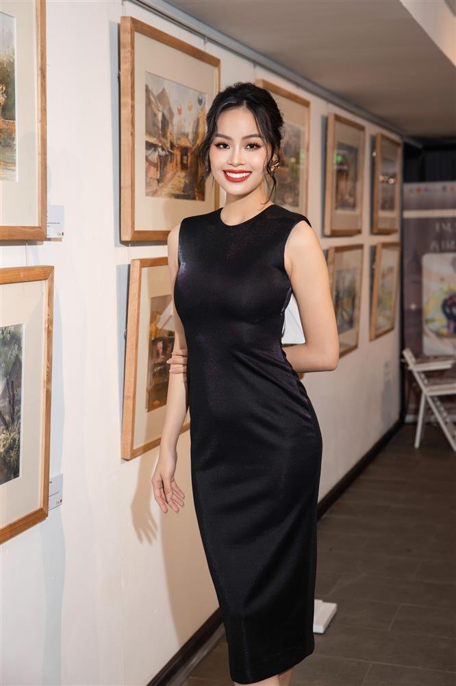 Hoa hậu Huỳnh Trần Ý Nhi xuất hiện rạng rỡ tại triển lãm tranh-2