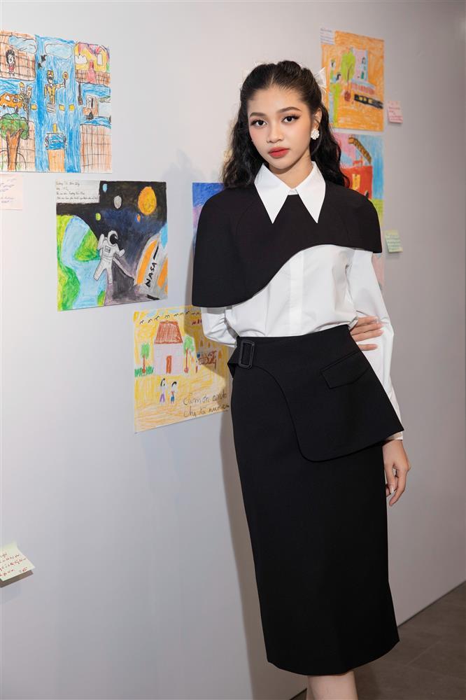 Hoa hậu Huỳnh Trần Ý Nhi xuất hiện rạng rỡ tại triển lãm tranh-3