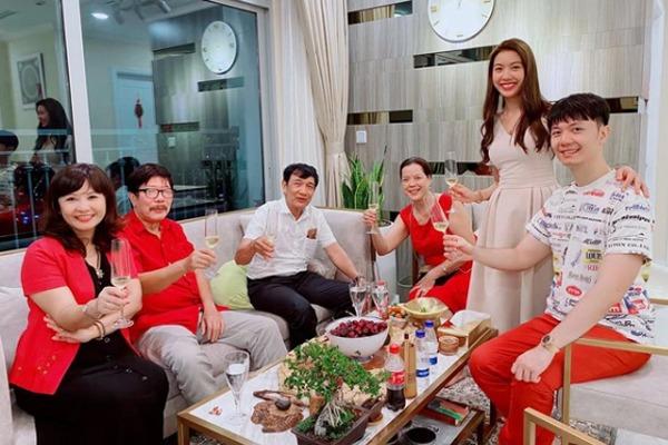 Một Á hậu Vbiz được mẹ chồng chiều hết lòng, khán giả tò mò về thân thế của người phụ nữ ấy-4