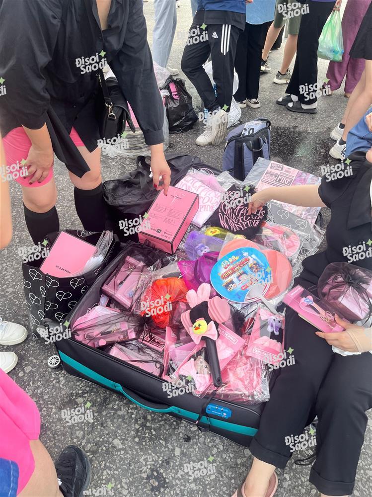 Hội chợ BLACKPINK ngay tại Mỹ Đình: Bày bán đủ dạng merchaindise thu hút fan quốc tế-1