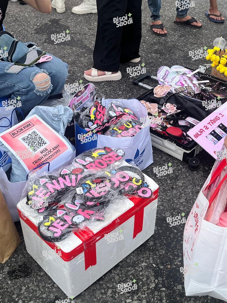Hội chợ BLACKPINK ngay tại Mỹ Đình: Bày bán đủ dạng merchaindise thu hút fan quốc tế-2