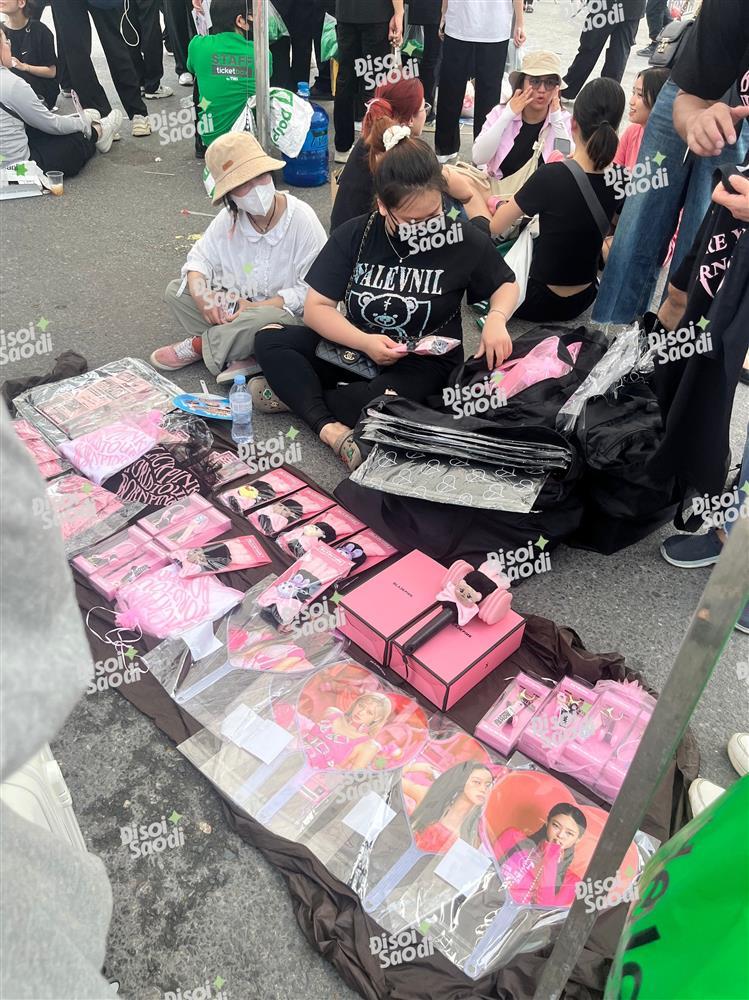 Hội chợ BLACKPINK ngay tại Mỹ Đình: Bày bán đủ dạng merchaindise thu hút fan quốc tế-3