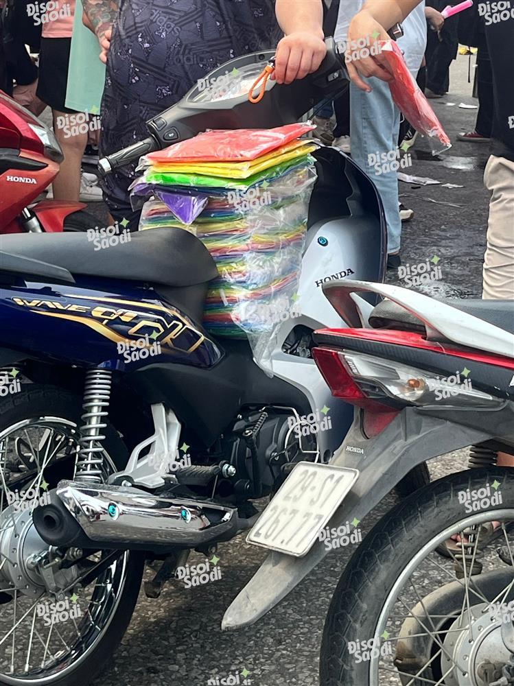 Hội chợ BLACKPINK ngay tại Mỹ Đình: Bày bán đủ dạng merchaindise thu hút fan quốc tế-5