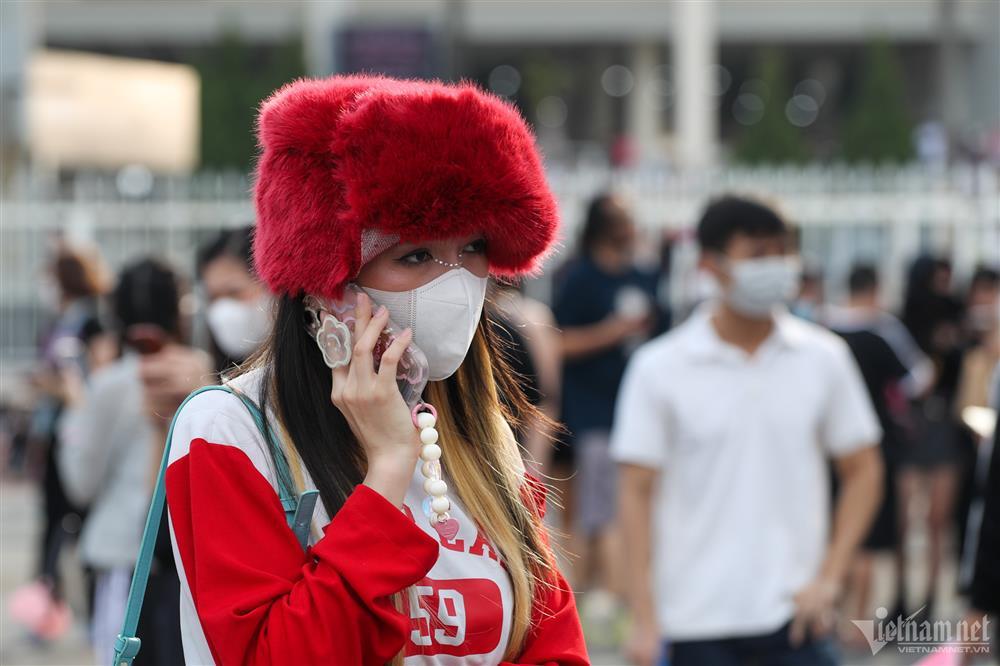 Thời trang lạ và hiểm hóc của fan đi đu BlackPink ở SVĐ Mỹ Đình-2