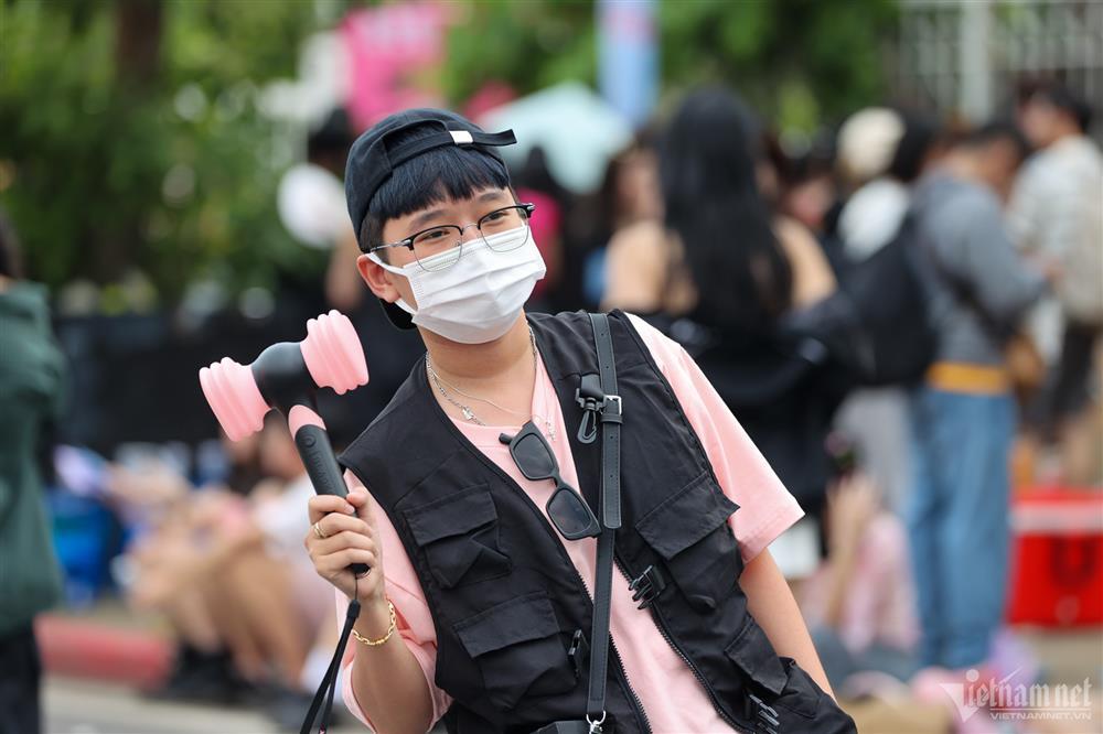 Thời trang lạ và hiểm hóc của fan đi đu BlackPink ở SVĐ Mỹ Đình-11