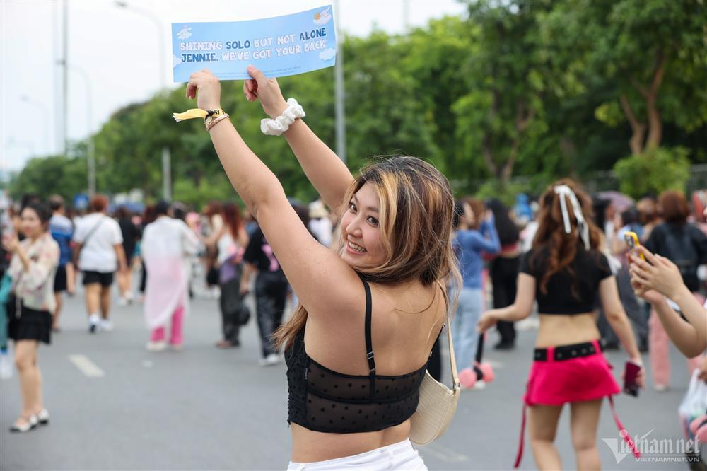 Thời trang lạ và hiểm hóc của fan đi đu BlackPink ở SVĐ Mỹ Đình-12