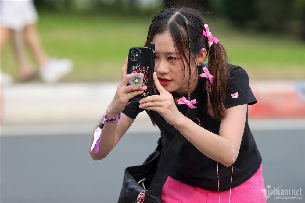 Thời trang lạ và hiểm hóc của fan đi đu BlackPink ở SVĐ Mỹ Đình-3