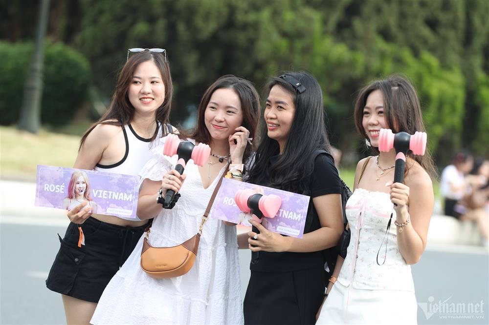 Thời trang lạ và hiểm hóc của fan đi đu BlackPink ở SVĐ Mỹ Đình-5