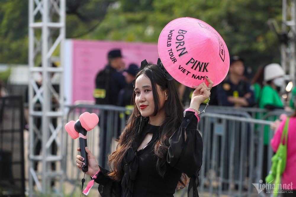 Thời trang lạ và hiểm hóc của fan đi đu BlackPink ở SVĐ Mỹ Đình-6