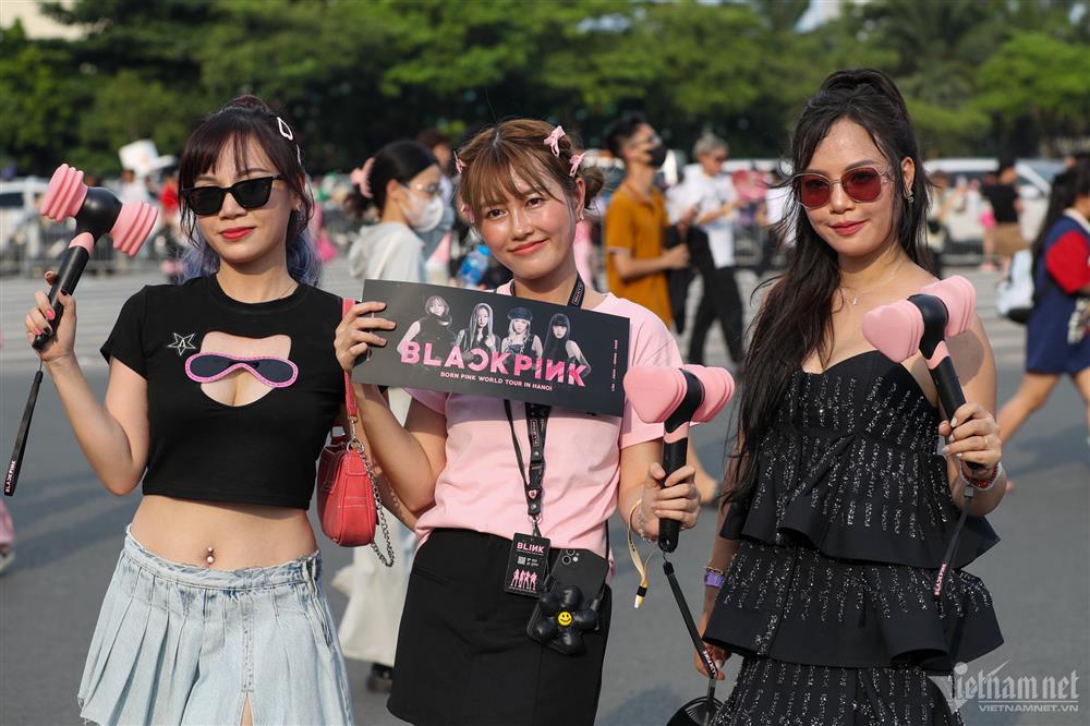 Thời trang lạ và hiểm hóc của fan đi đu BlackPink ở SVĐ Mỹ Đình-7