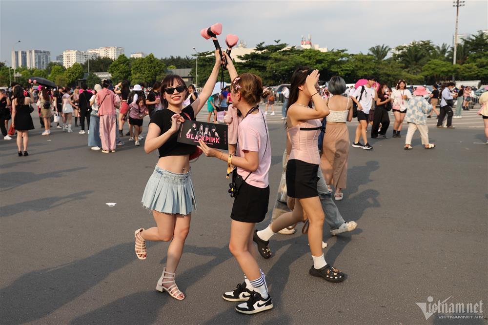 Thời trang lạ và hiểm hóc của fan đi đu BlackPink ở SVĐ Mỹ Đình-8