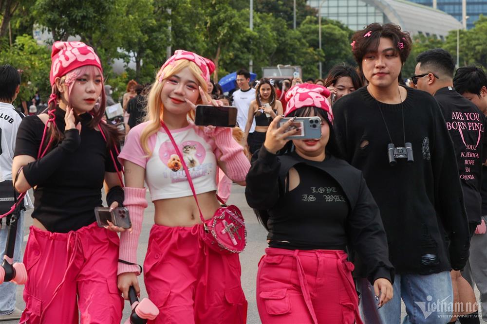 Thời trang lạ và hiểm hóc của fan đi đu BlackPink ở SVĐ Mỹ Đình-9