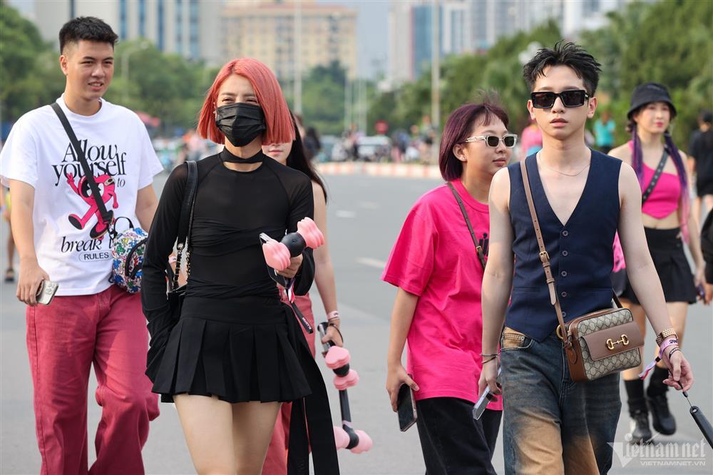 Thời trang lạ và hiểm hóc của fan đi đu BlackPink ở SVĐ Mỹ Đình-10