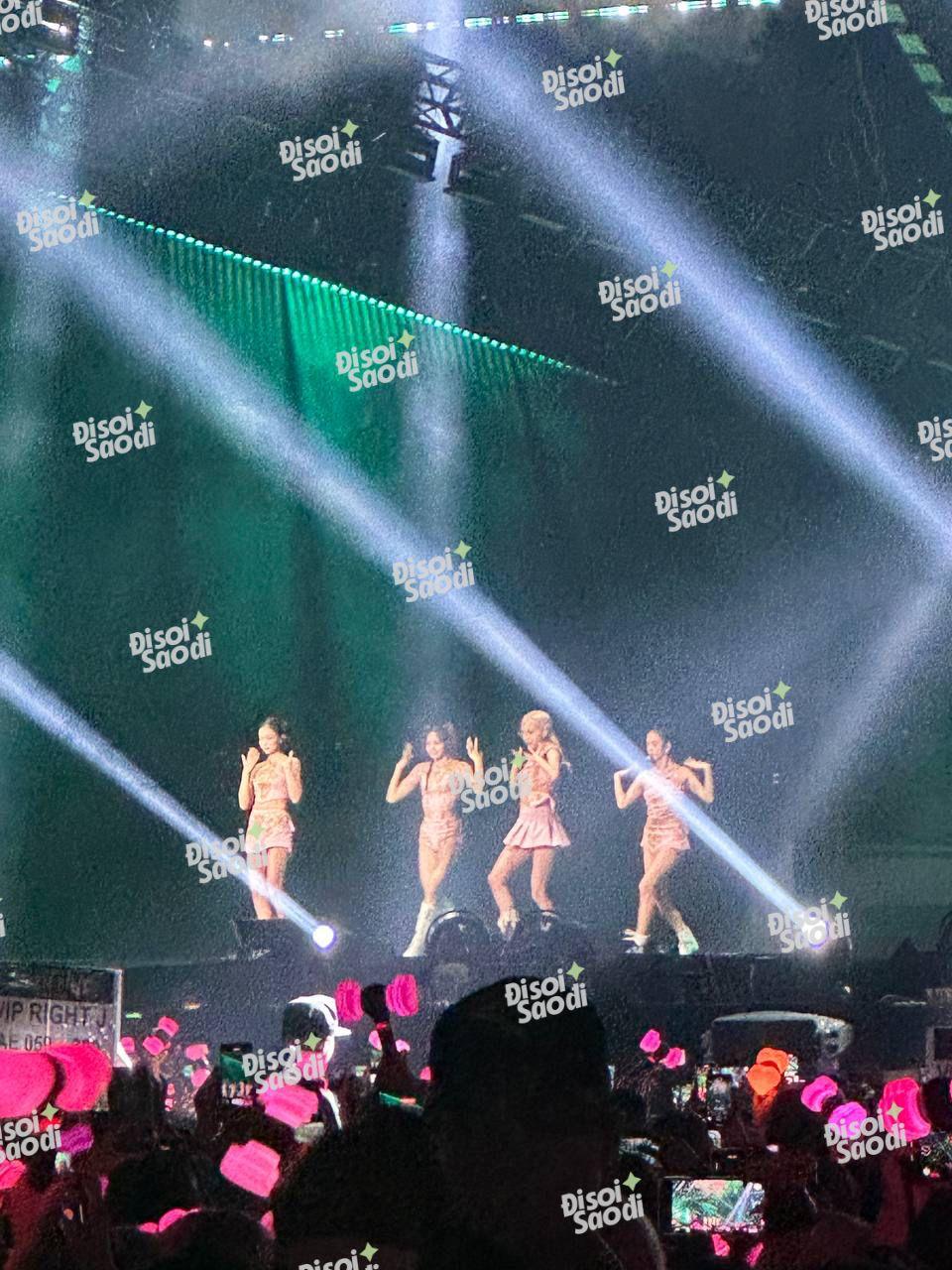 BLACKPINK chính thức xuất hiện, mở màn Born Pink Hà Nội cùng pháo hoa và biển hồng choáng ngợp!-6