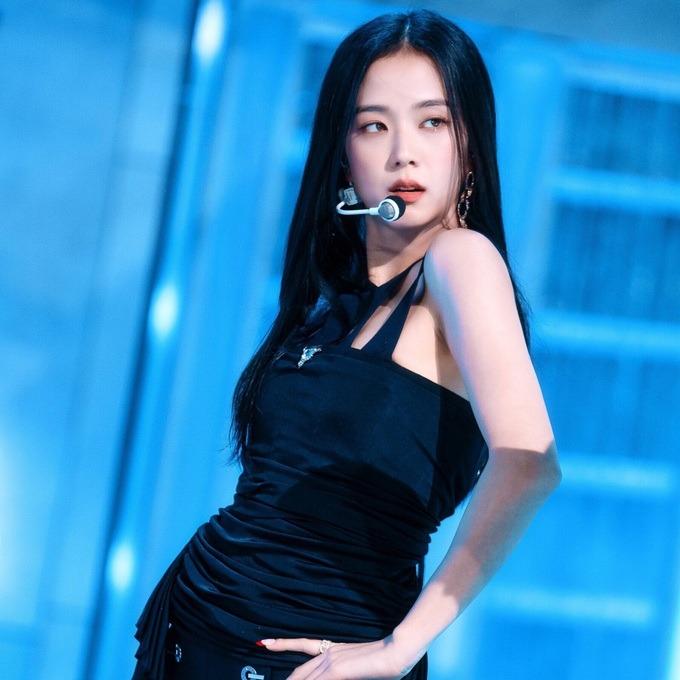 Người cha bí ẩn của Jisoo xuất hiện tại đêm diễn của Blackpink tại Hà Nội-2