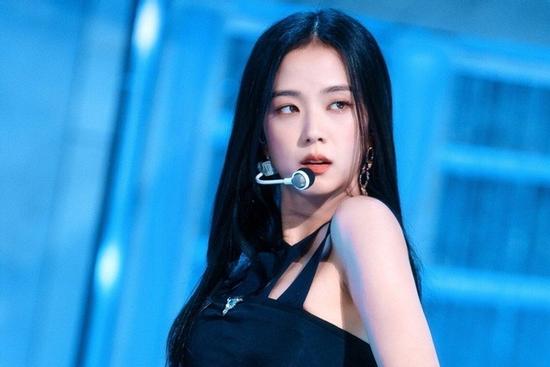 Người cha bí ẩn của Jisoo xuất hiện tại đêm diễn của Blackpink tại Hà Nội