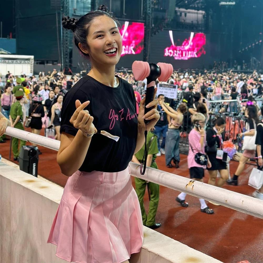 Loạt khoảnh khắc đội mưa đi xem BlackPink đáng nhớ của sao Việt-3