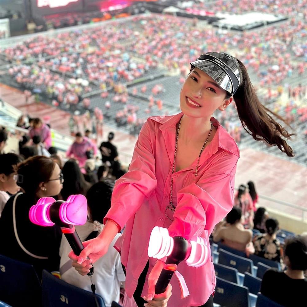 Loạt khoảnh khắc đội mưa đi xem BlackPink đáng nhớ của sao Việt-4