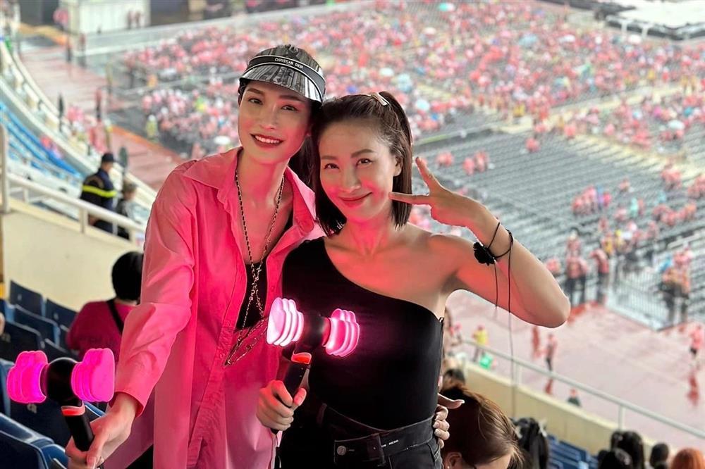 Loạt khoảnh khắc đội mưa đi xem BlackPink đáng nhớ của sao Việt-5