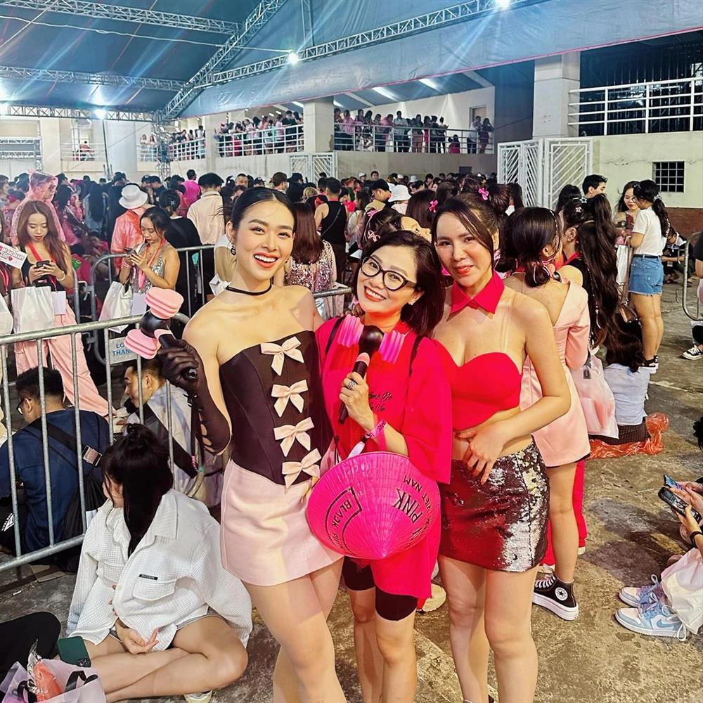 Loạt khoảnh khắc đội mưa đi xem BlackPink đáng nhớ của sao Việt-7