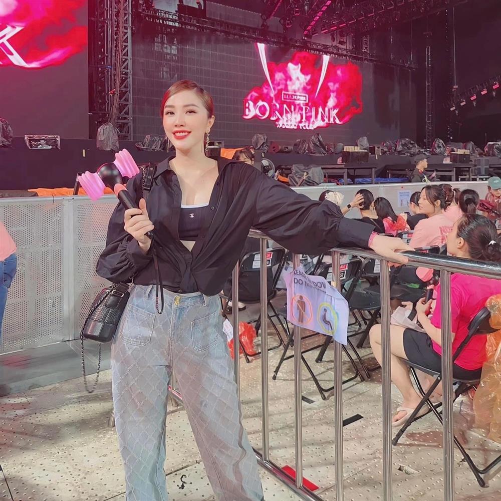 Loạt khoảnh khắc đội mưa đi xem BlackPink đáng nhớ của sao Việt-8