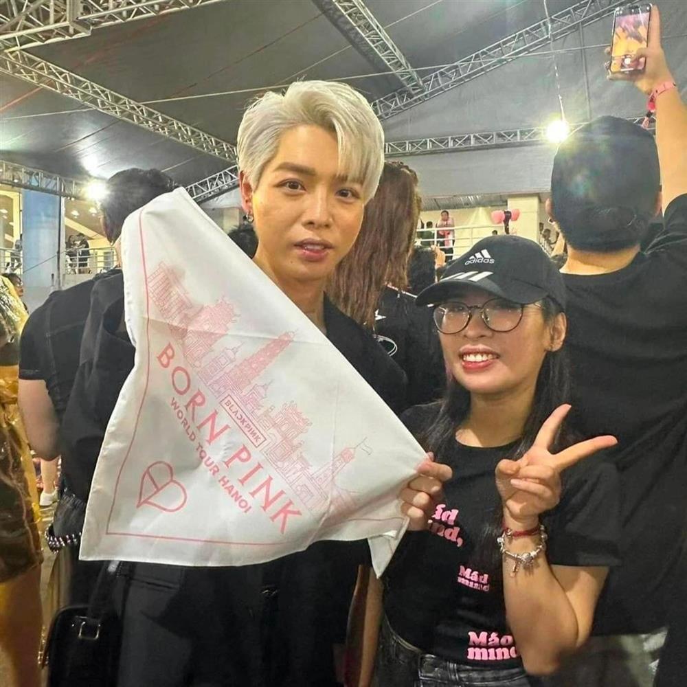 Loạt khoảnh khắc đội mưa đi xem BlackPink đáng nhớ của sao Việt-9