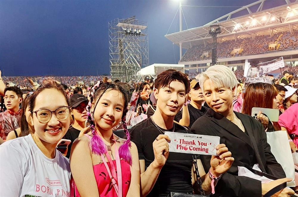 Loạt khoảnh khắc đội mưa đi xem BlackPink đáng nhớ của sao Việt-11
