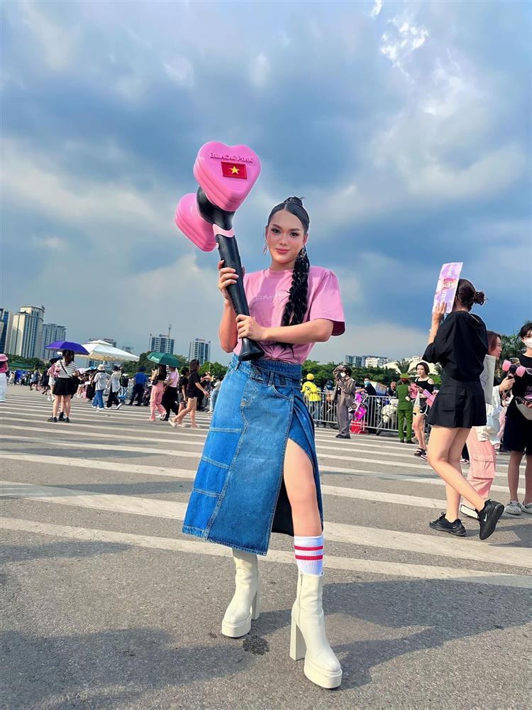 Loạt khoảnh khắc đội mưa đi xem BlackPink đáng nhớ của sao Việt-12