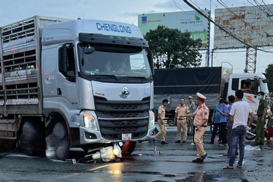 Hai người tử vong thương tâm vì bị xe tải cán