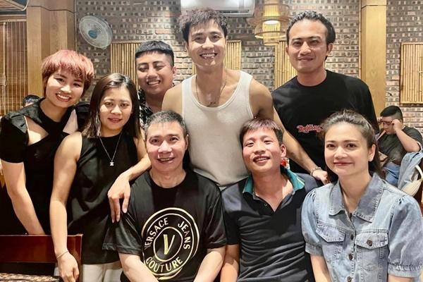 NSND Công Lý ăn cơm hộp, xúc động đọc kịch bản vào vai bố vợ khó tính-18