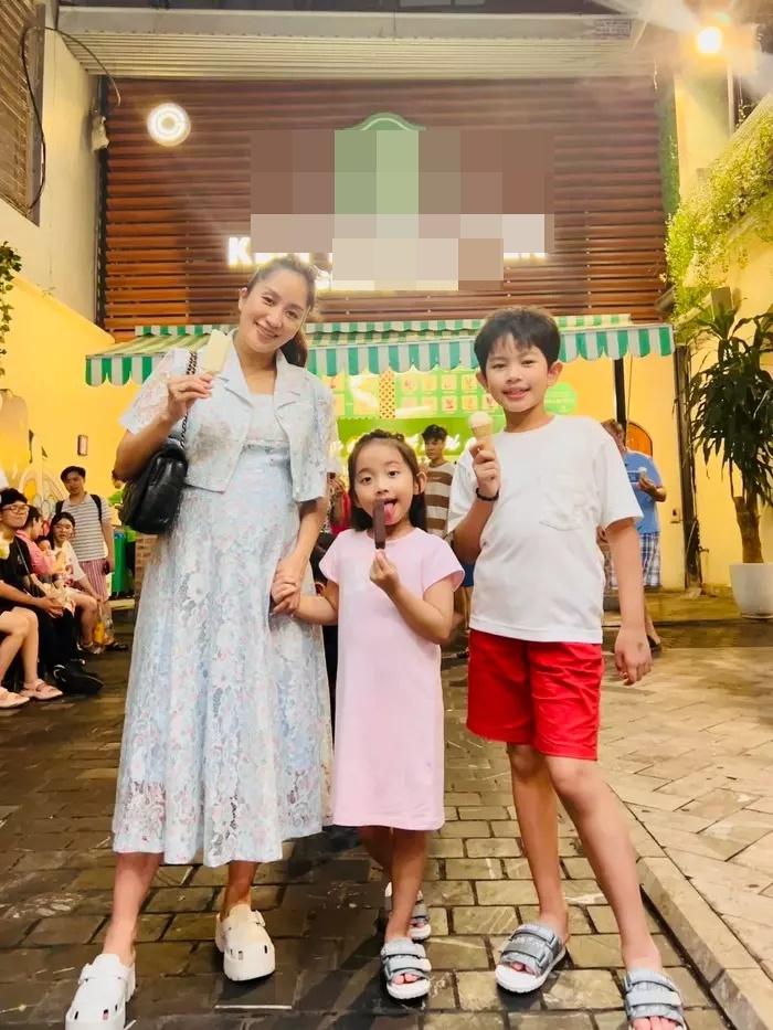 Khánh Thi đưa con đi xem BLACKPINK: Đầu tư cả vali điện cho giống idol-1