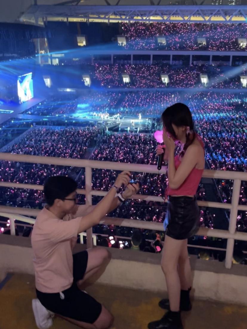 Chàng trai cầu hôn tại concert BLACKPINK: Lúc quỳ xuống rất run, người yêu khóc ngay sau đó-1