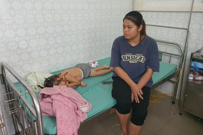 Chị chồng đổ ấm nước sôi lên người em dâu đang mang thai và cháu gái 4 tuổi-3