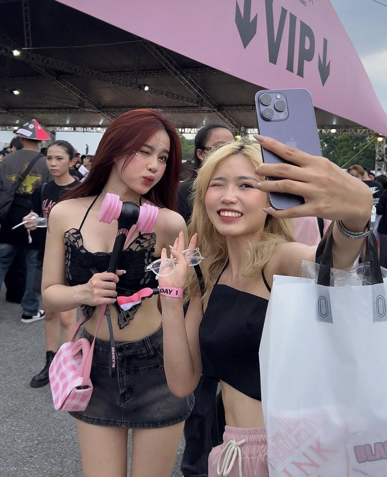 Bạn gái Nhâm Mạnh Dũng diện đồ cực cháy, Văn Hậu đưa Hải My xem concert BLACKPINK-4