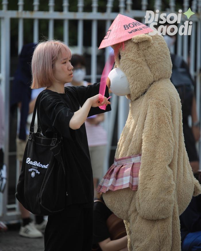 Kệ mưa gió, giới trẻ lên đồ đen - hồng cực chiến đi xem BLACKPINK ngày 2-6