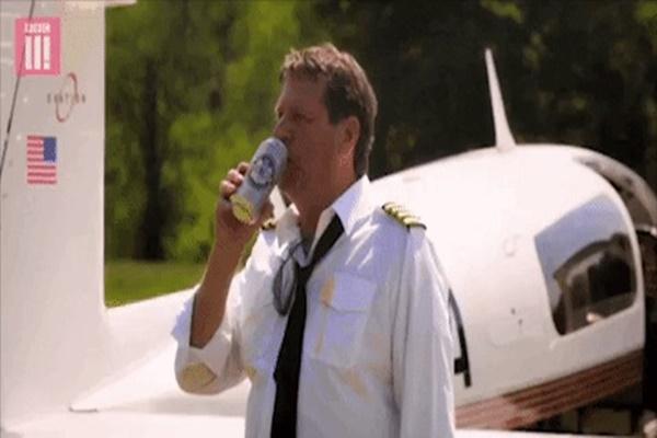 Nữ du khách bị bắt khi du lịch nước ngoài vì nhặt đá cổ về bày bể cá-4