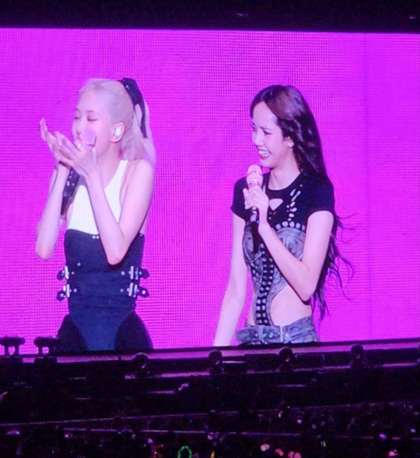 Dàn dancer của BLACKPINK mê đắm cà phê Việt Nam-1