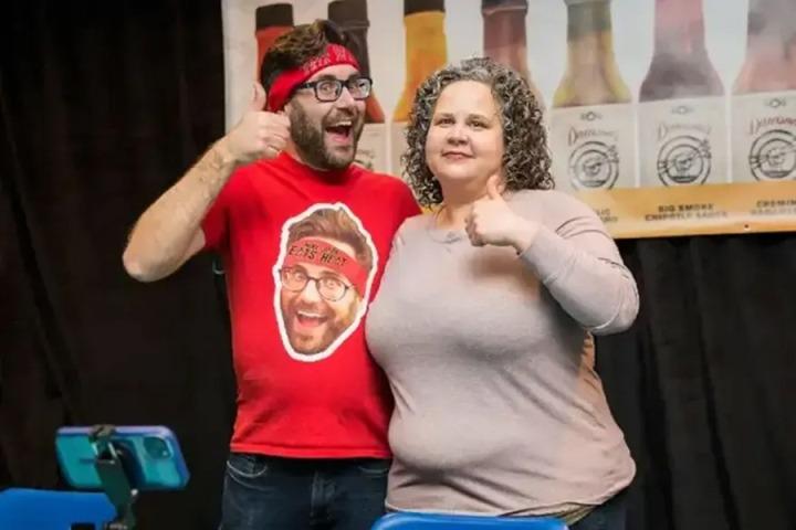 Hôn nhau 15 phút trong khi ăn loại ớt siêu cay, cặp vợ chồng lập kỷ lục Guinness-2